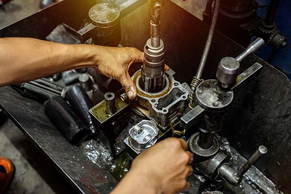 Hold tight the Cylinder on Honing machine for motorcycle. Purpose Honing Machine. Motorcycle engine repair.